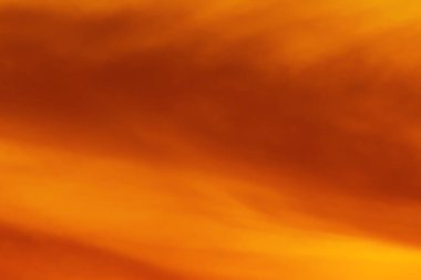 Bulanık odaklı, gökyüzü turuncu gökyüzü turuncu bulutlar açık hava yaz doğa duvar pedikürü dokusu ve arka plan 