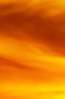 Bulanık odaklı, gökyüzü turuncu gökyüzü turuncu bulutlar açık hava yaz doğa duvar pedikürü dokusu ve arka plan 