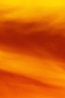 Bulanık odaklı, gökyüzü turuncu gökyüzü turuncu bulutlar açık hava yaz doğa duvar pedikürü dokusu ve arka plan 