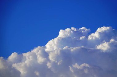 Mavi arkaplanda beyaz bulutlar