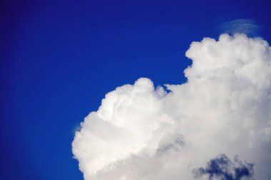 Mavi arkaplanda beyaz bulutlar