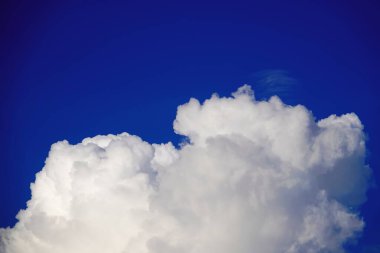 Mavi arkaplanda beyaz bulutlar