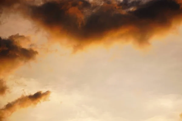 Homályos Fókusz Sunset Sárga Felhők Egy Kék Háttér — Stock Fotó