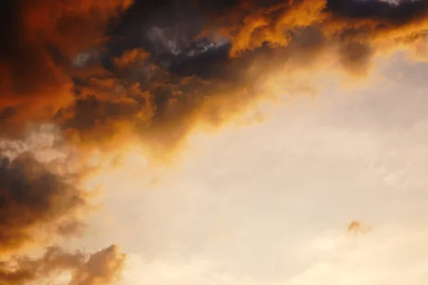 Waas Focus Zonsondergang Hemel Gele Wolken Een Blauwe Hemel Achtergrond — Stockfoto
