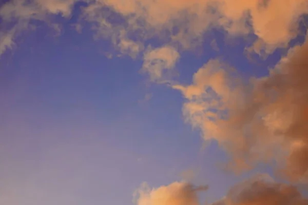 Foco Borrão Céu Pôr Sol Nuvens Amarelas Fundo Céu Azul — Fotografia de Stock