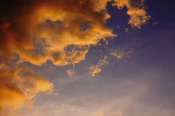 Sfocatura Fuoco Tramonto Cielo Nuvole Gialle Uno Sfondo Cielo Blu — Foto Stock