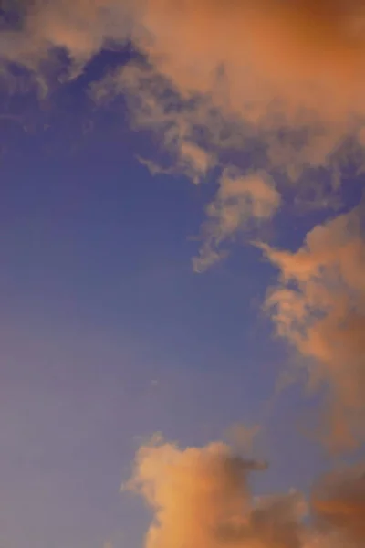 Foco Borrão Céu Pôr Sol Nuvens Amarelas Fundo Céu Azul — Fotografia de Stock