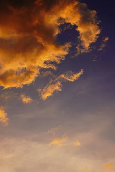 Waas Focus Zonsondergang Hemel Gele Wolken Een Blauwe Hemel Achtergrond — Stockfoto