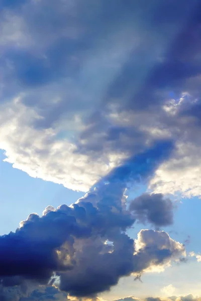 Homályos Fókusz Sunset Sárga Felhők Egy Kék Háttér — Stock Fotó