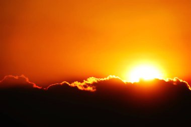 Bulanık odak, mavi gökyüzü arkaplanındaki gün batımı sarı bulutlar.