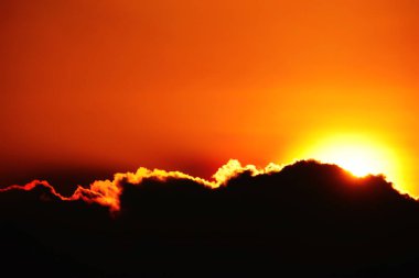 Bulanık odak, mavi gökyüzü arkaplanındaki gün batımı sarı bulutlar.