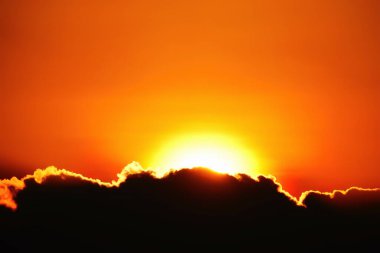 Bulanık odak, mavi gökyüzü arkaplanındaki gün batımı sarı bulutlar.