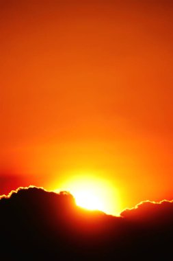 Bulanık odak, mavi gökyüzü arkaplanındaki gün batımı sarı bulutlar.