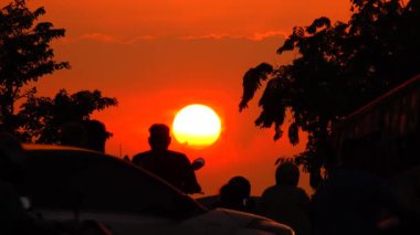 4K Gün batımı Gökyüzü sarı bulutlar mavi bir gökyüzü araba motosikleti üzerinde şehir arka planında