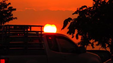4K Gün batımı Gökyüzü sarı bulutlar mavi bir gökyüzü araba motosikleti üzerinde şehir arka planında