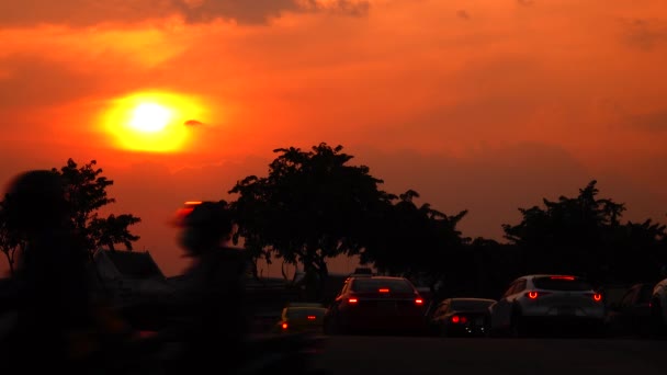 Zachód Słońca Niebo Żółte Chmury Niebieskim Niebie Samochód Motocykl Tle — Wideo stockowe