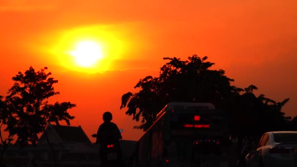 Захід Сонця Небо Жовті Хмари Синьому Небі Котячий Мотоцикл Міському — стокове відео