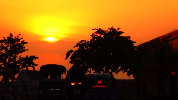 Захід Сонця Небо Жовті Хмари Синьому Небі Котячий Мотоцикл Міському — стокове відео