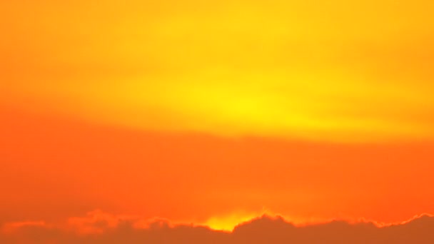 Zachód Słońca Niebo Żółte Chmury Błękitnym Tle Nieba — Wideo stockowe