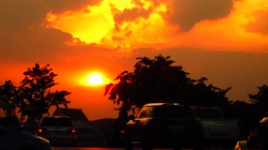 4K Gün batımı Gökyüzü sarı bulutlar mavi bir gökyüzü araba motosikleti üzerinde şehir arka planında