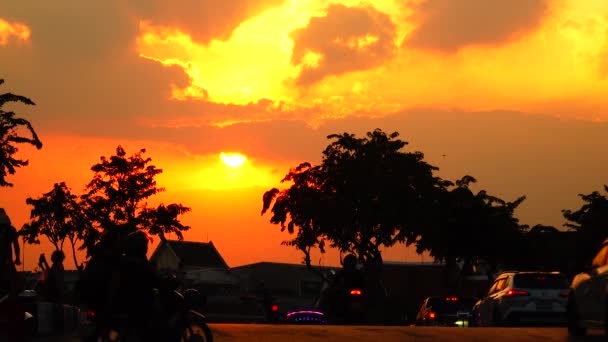 Sunset Ουρανό Κίτρινα Σύννεφα Ένα Μπλε Αυτοκίνητο Ουρανό Μοτοσικλέτα Στο — Αρχείο Βίντεο