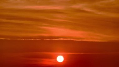 4K Gün batımı gökyüzü sarı bulutlar mavi gökyüzü arkaplanı