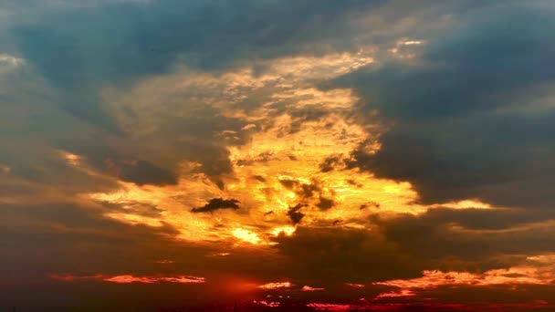 Zonsondergang Hemel Gele Wolken Een Blauwe Lucht Achtergrond — Stockvideo