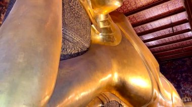 4K, Buda 'nın altın heykelinin eski yüzünü kapat. Wat Pho, Bangkok, Tayland, İnanılmaz Tayland seyahat konsepti.