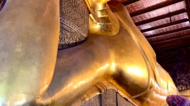 4K, Buda 'nın altın heykelinin eski yüzünü kapat. Wat Pho, Bangkok, Tayland, İnanılmaz Tayland seyahat konsepti.