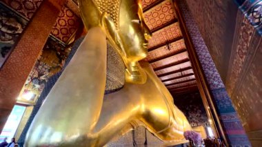 4K, Buda 'nın altın heykelinin eski yüzünü kapat. Wat Pho, Bangkok, Tayland, İnanılmaz Tayland seyahat konsepti.