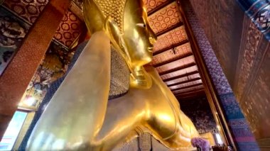 4K, Buda 'nın altın heykelinin eski yüzünü kapat. Wat Pho, Bangkok, Tayland, İnanılmaz Tayland seyahat konsepti.