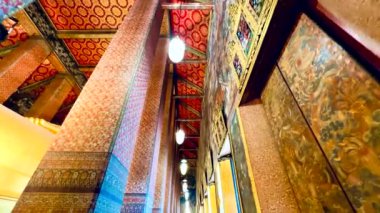 4K, Buda 'nın altın heykelinin eski yüzünü kapat. Wat Pho, Bangkok, Tayland, İnanılmaz Tayland seyahat konsepti.