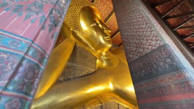 4K, Buda 'nın altın heykelinin eski yüzünü kapat. Wat Pho, Bangkok, Tayland, İnanılmaz Tayland seyahat konsepti.