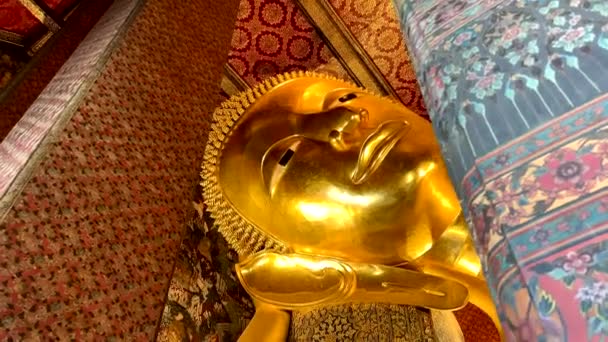 Feche Antiga Face Estátua Ouro Buda Reclinada Wat Pho Bangkok — Vídeo de Stock