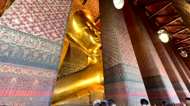 Close Oude Gezicht Van Liggende Boeddha Gouden Standbeeld Gezicht Wat — Stockvideo