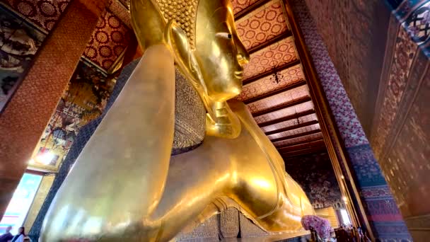 Close Oude Gezicht Van Liggende Boeddha Gouden Standbeeld Gezicht Wat — Stockvideo