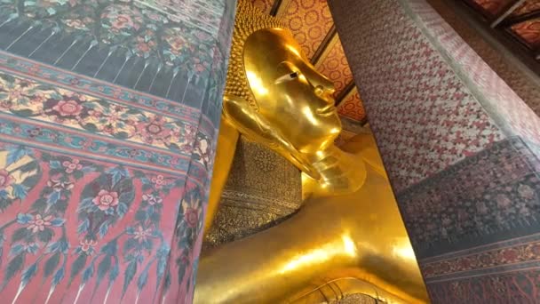 Cierre Cara Antigua Cara Estatua Oro Buda Reclinable Wat Pho — Vídeo de stock