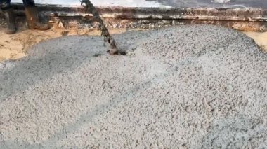 4K işçileri çimento döküyor ve yolu yeniliyor