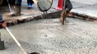4K işçileri çimento döküyor ve yolu yeniliyor