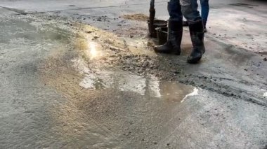4K işçileri çimento döküyor ve yolu yeniliyor