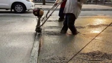 4K işçileri çimento döküyor ve yolu yeniliyor