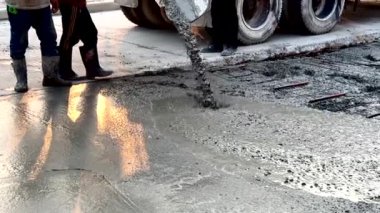 4K Tamir işçileri şehre çimento dökmek için çimento kazıyor..