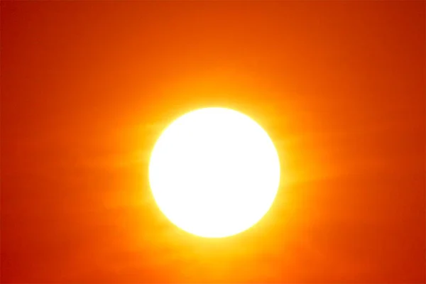 オレンジ色の夕焼け空オレンジ色の雲夏の屋外自然 — ストック写真