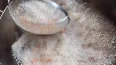 4k pembe nilüfer çiçeği gölette açılıyor, sulu nilüferler açıyor.