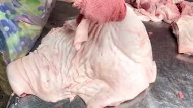 4K domuz leşini bıçakla kes. Kasap, leşi yağdan ayırır. Bir et dükkanında çalışıyorum.