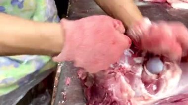 4K domuz leşini bıçakla kes. Kasap, leşi yağdan ayırır. Bir et dükkanında çalışıyorum.