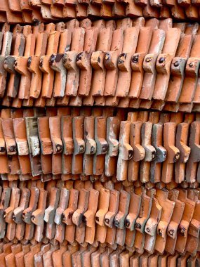 100 yıllık antika kiremitlerin arkasında eski çatı kiremitleri var.