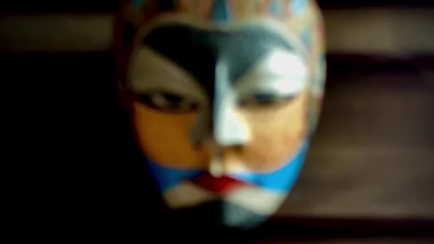 Krásná Dřevěná Maska Sledovat Zaměření — Stock video