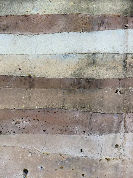 一百多年前的旧水泥墙地板上的裂缝 — 图库照片