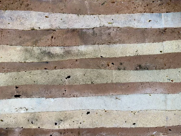 一百多年前的旧水泥墙地板上的裂缝 — 图库照片